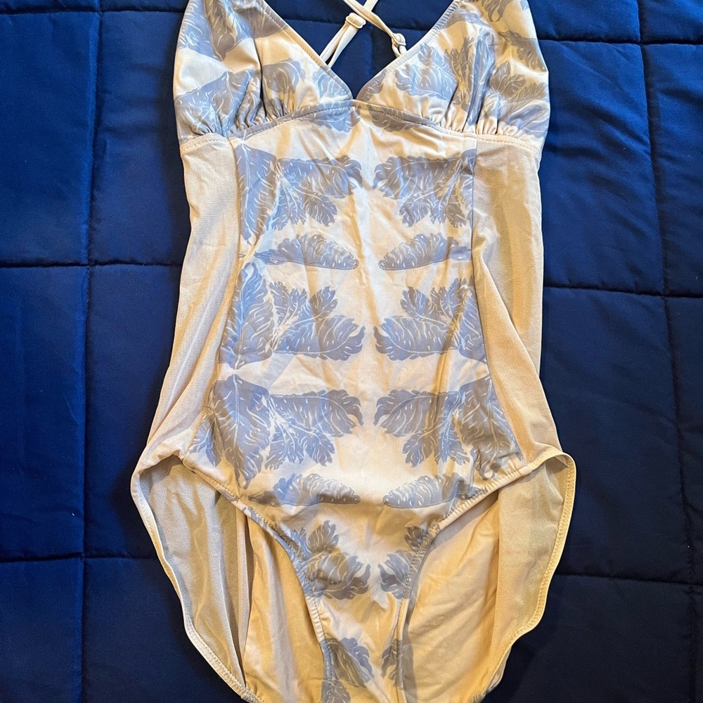 CALI DREAMING Floral One-Piece Swimsuit. Size 4 (L/XL)